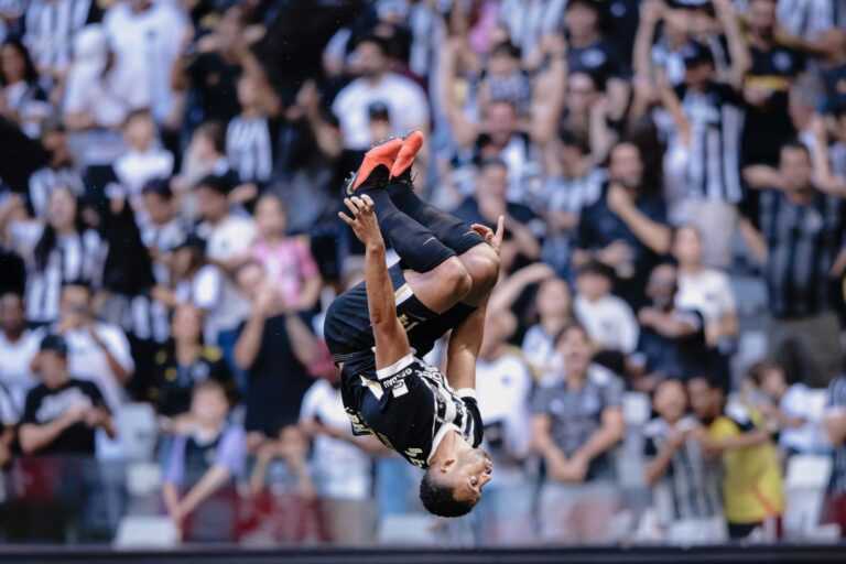 atletico-mg-vence-gremio-por-3-x-0-com-2-de-cuello-e-falha-de-weverton